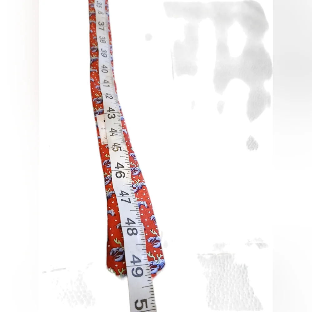 VINEYARD VINES NECKTIE. Red with blue lobsters